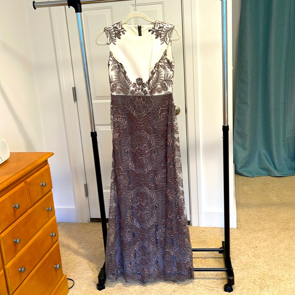 Tadashi Shoji Women’s 4P gown with beautiful lace overlay. EUC
